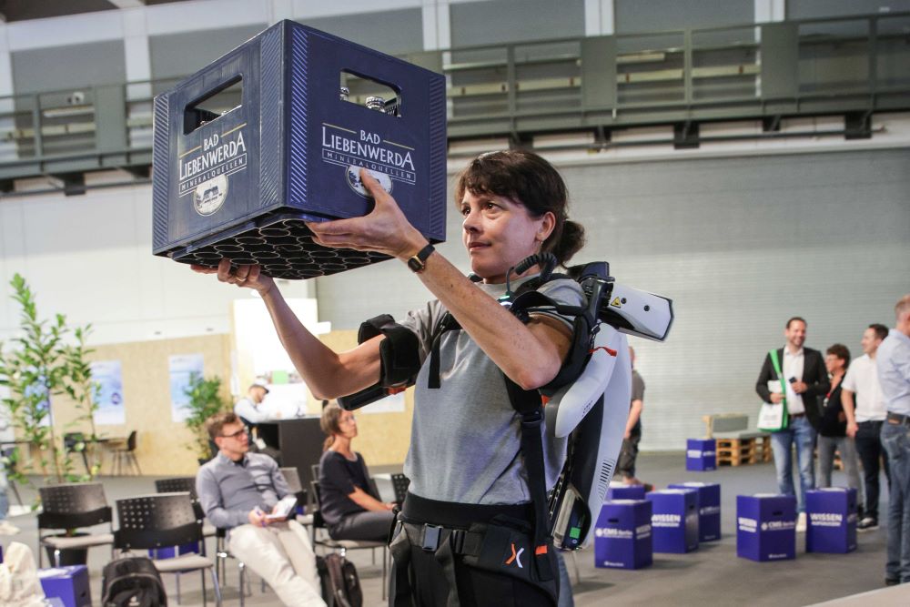 Eine Frau testet das Exoskelett